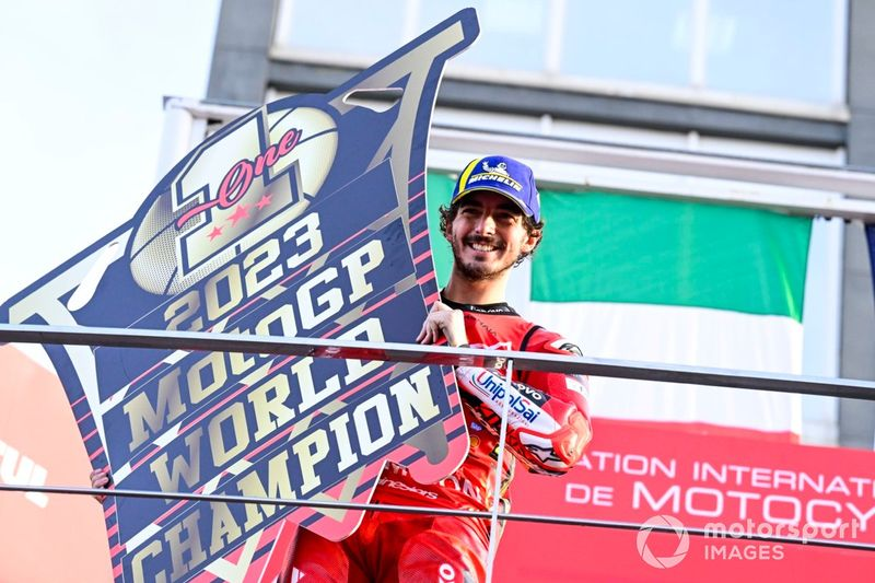 なぜフランチェスコ・バニャィアてカリスマ性がないのですか。 ・・・・・・・・・・・・・・・・・・・・・・・・・・・・ バニャィアがmotogpで２年連続チャンピオンを獲りましたが。 よく分からないのですが。 ロッシとマルケスは別格として。 ストーナーとかロレンソてカリスマ性があったと思うのですが。 古いところならシーンとかロバーツとかスペンサーとかローソンとかレイニーとかドゥーハンにはカリスマ性があったと思うのですが。 なぜバニャィアて２回チャンピオンを獲ったのにカリスマ性がないのですか。 と質問したら。 ミルはカリスマ性どころか影が薄すぎる。 という回答がありそうですが。 ミルやクアルタラロは２回目のチャンピオン獲ったら風格も出て来るのでは。 それはそれとして。 バニャイアて顔がイケメンなのにレース巧者で通好みの走るをするのに。 なぜバャイアて２回のワールドチャンピオンのカリスマ性がないのですか。 余談ですが。 ドゥカティが速いからチャンピオンを獲って当たり前とか言う人がいますが。 速いドゥカティに乗って速いドゥカティを７人相手にして勝ったのでは。