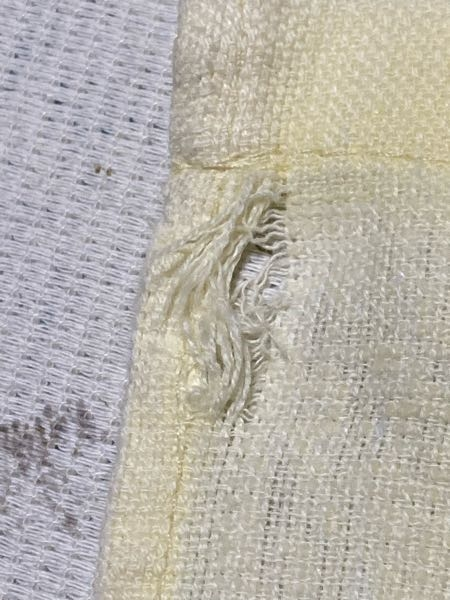 至急先程毛布に穴を開けてしまいました。 大切な毛布なのでなんとかしたいのですが穴を塞ぐ方法、進行を止める方法などあれば教えてください。 写真です。