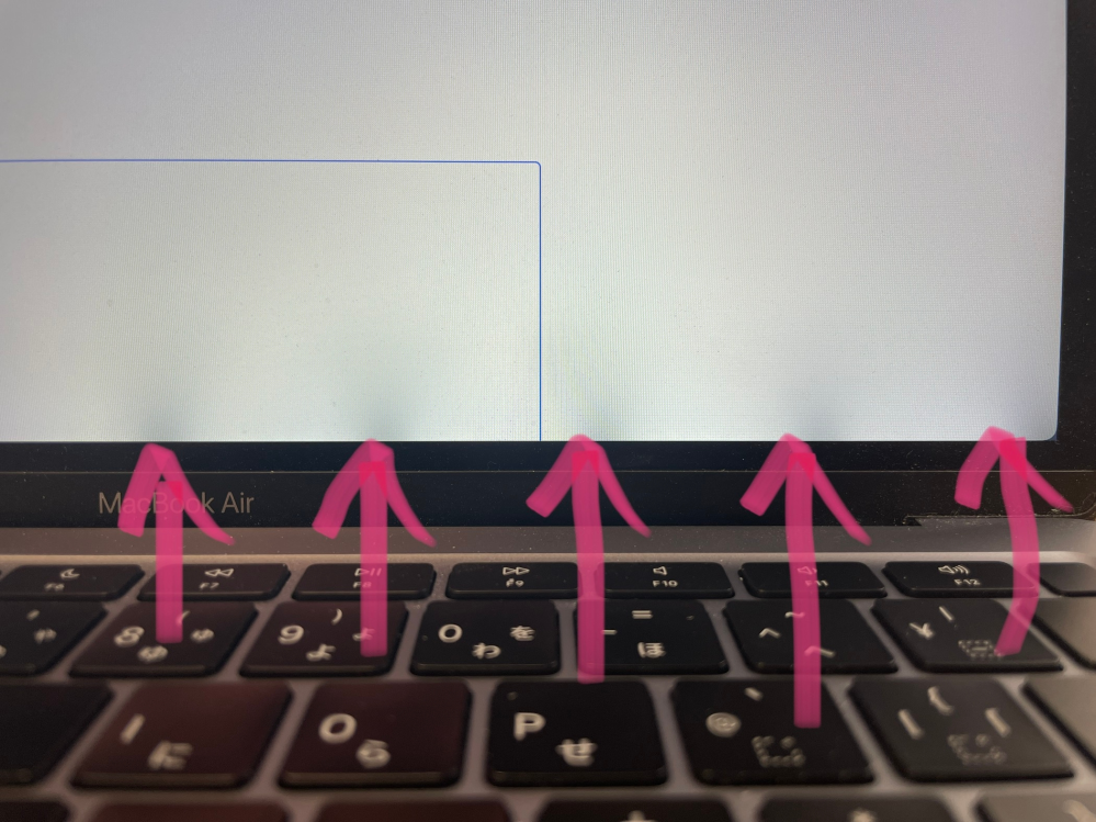 mac book  黒 動作品 M1MacbookAirを利用しています。最近液晶の下部に添付写真のよう