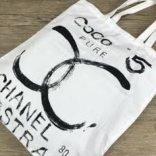 探してます！ 画像のバッグは、CHANELのノベルティなどのものでしょうか？ どなたかおわかりになるようであれば教えてくださいm(_ _)m