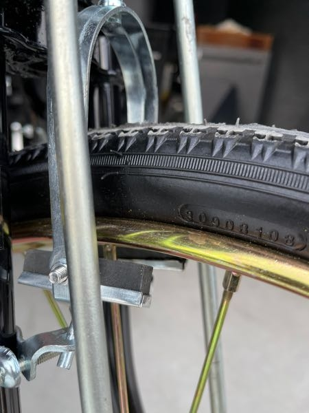 海外三輪車を買ったんですが ブレーキは何タイプ？になるんでしょうか？ 普通の一般的な自転車のブレーキは形が違いそうでつけれなさそうで…