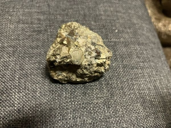 【謎の石】これって何ですか？ ・約20年前くらいに祖母から貰った石です。鉱物のようなものを含んでいますがよく分かりません。もしかしたら貴重なものなのかな？と思い投稿します。 売ったりできますかね？