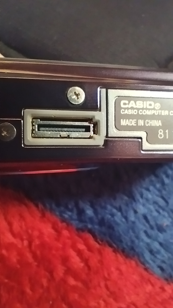 カメラ（Casio Exilim EX-S770）なんですけど下の写真の端子みたいのなんですか？名前とか教えてください。