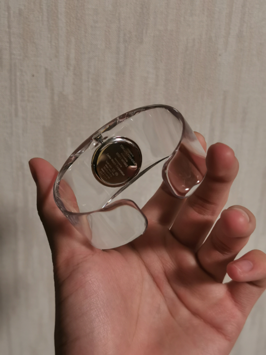 時計のキズ防止対策(フィルム) このISSEY MIYAKEの時計に傷がつくのをさけたいため透明なフィルムを貼ることを検討しているのですが、なにかいい代用物はありませんでしょうか？ お知恵を借りたく思います。 なお、表面だけでなく肌が触れる面にもフィルムをつけたいと思っています。 タブレット用のフリーカットのフィルムも考えましたが、曲面部分ばかりなので綺麗に貼れないだろうと思い踏みとどまっています。