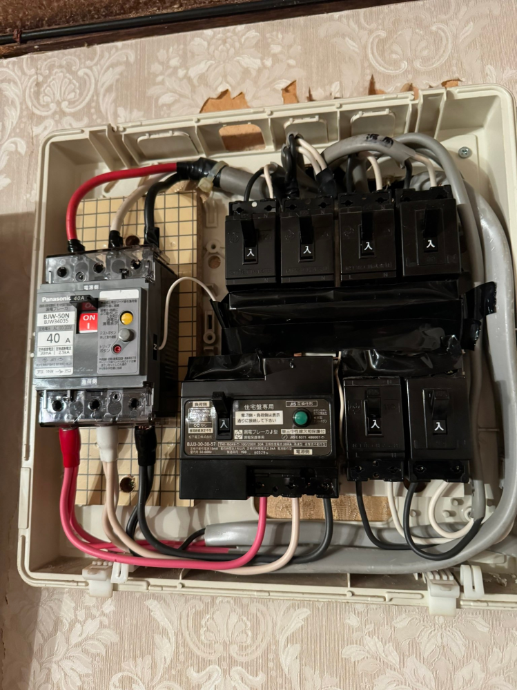 こんにちは。 電気工事についてなのですが 先日40Aではブレーカーが落ちてしまうため60Aへの切り替え工事を行なっていただきました。 現在分電盤がこの状態で電力会社に60Aの申請を出し切り替え完了の連絡をいただきましたがこれで60Aまで使えるのでしょうか？ また使えるのであれば原理を教えていただけますか？ 工事での使用品は BJW34035 VVF2.6×3 です