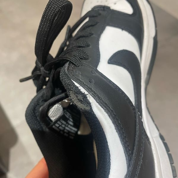 NIKEのパンダダンクを履いているのですが このように削れてる？のか分かりませんが写真のようになってます。靴のことを詳しく分からないのですがどのように治せばいいのでしょうか？治せるのでしょうか？
