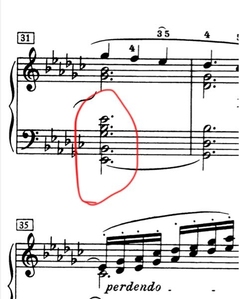 ドビュッシーの『亜麻色の髪の乙女』の31小節目の左手はどう弾きますか？ ミ♭ とシ♭を先に弾いてからって感じでも大丈夫ですか？