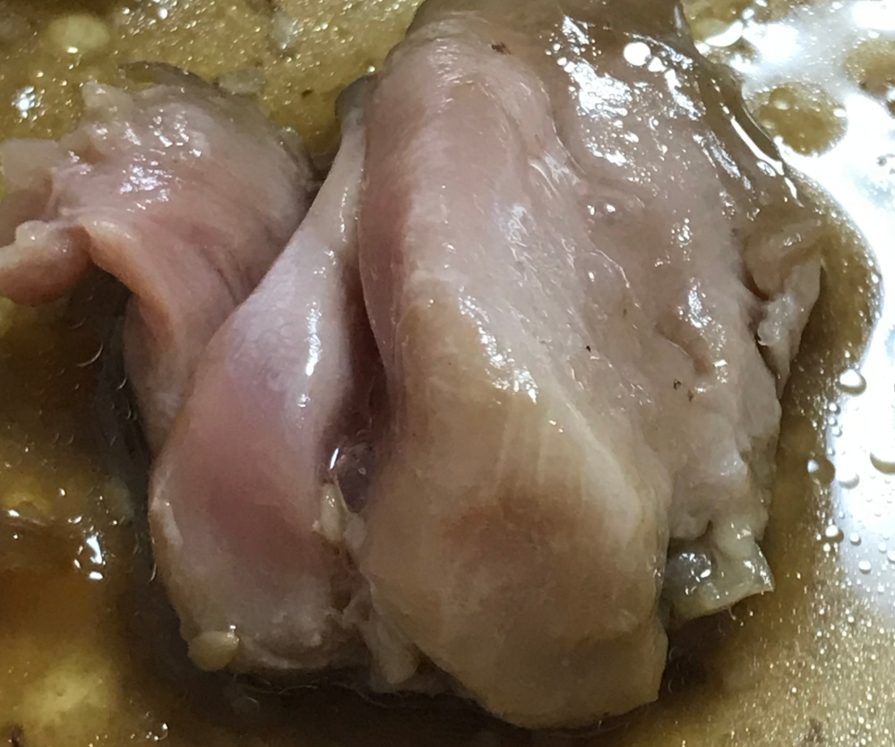 至急お願いします 先程鶏もも肉を食べていたのですが、途中で色がおかしいことに気づきました。 どこまで生だったのか分からなくて怖いです。これは大丈夫ですか？もし大丈夫じゃなかった場合どうしたらいいですか？