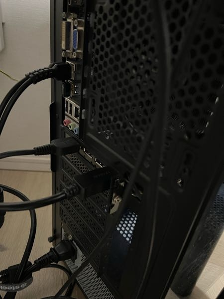 至急 pc デスクトップのモニターとキーボードがつきません、 モニターは電源がつくのですが映像信号がないです キーボードは光らないです、 どうすればいいでしょうか？