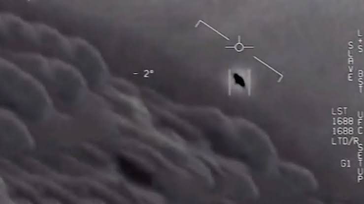 2015年に米海軍のF/A-18が搭載するATFLIRカメラで捉えたとされている物体(「Gimbal」ビデオの物体)は飛行中に姿勢が変化しています。何故だと思いますか？ UFOであるという前提で回答をお願いします。