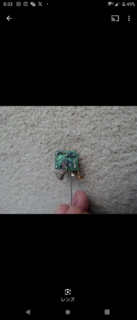 乾電池が液漏れして基盤に緑色のサビをつけていたので 剥がして テスターで電圧を計測しました しばらくは 1.4v だったのですが 再度測ると0.6から0.7v ぐらいまでしか 電圧が上がりませんでした それから 色々な方からアドバイスを受けて コンデンサーを交換することになりました しかし コンデンサーを交換しましたが一時的に電圧が1.5v を超えますが すぐに下がってしまいます 何が問題かがよくわからなくなってしまいました 写真を載せますので もしよかったらアドバイスをください