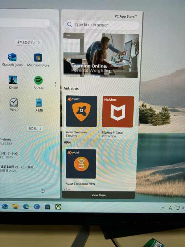 パソコンでフォントをダウンロードしていた際 PC App Storeなるアプリを入れるように指示があった為ダウンロードしました それからパソコンを起動する度広告が出るようになり スタートメニュー横にも画像のような広告が出るようになってしまいました 消す方法が分かるかたが居ましたらご教授いただけないでしょうか。
