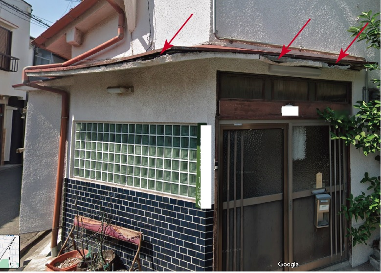 写真をご覧ください。 大工さんや建築関係の方、お教えください。 赤矢印の部分の軒が剥がれています。この部分を修復したいのですが、とにかく安くできるようにしたいです。修理の方法がお分かりの方はご指導ください。工務店で修理すれば 15万円ぐらいという見積もりです。修理の方法は、長い年月に耐えるような完璧な修理でなくても結構です。その場しのぎ的な修理でも結構ですので、安くできる方法をお聞かせください。修理は私たち素人だけで行う予定です。どのような材料で、どうすればいいかアドバイスをお願いします。