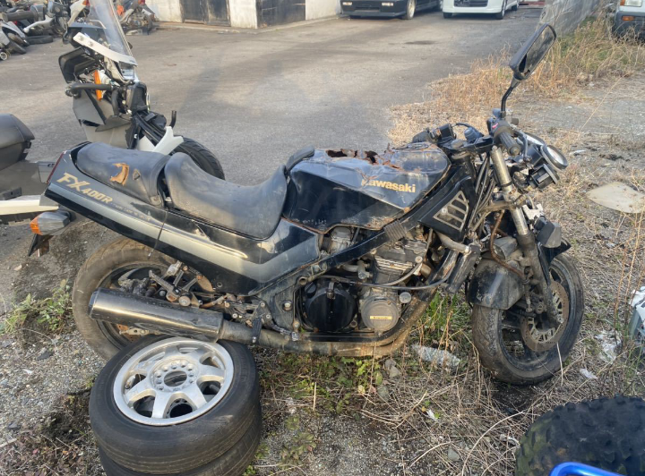 あまりバイクに詳しくなくてこのバイクの名前と型式？を教えて欲しいです！よろしくお願いいたします。