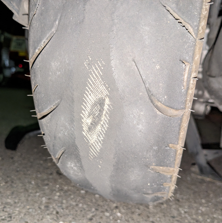 【緊急】 原付バイクがパンクしてしまったのですが、手押しして移動しても大丈夫でしょうか…？ エンジンは切った状態です ご回答をよろしくお願い致します。