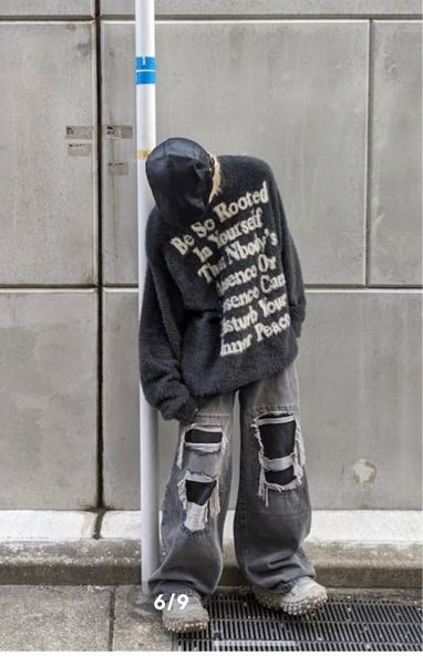 至急です！この服とズボンに合うスニーカー押して欲しいです！また、ガゼルのトリプルブラック合うと思いますか！