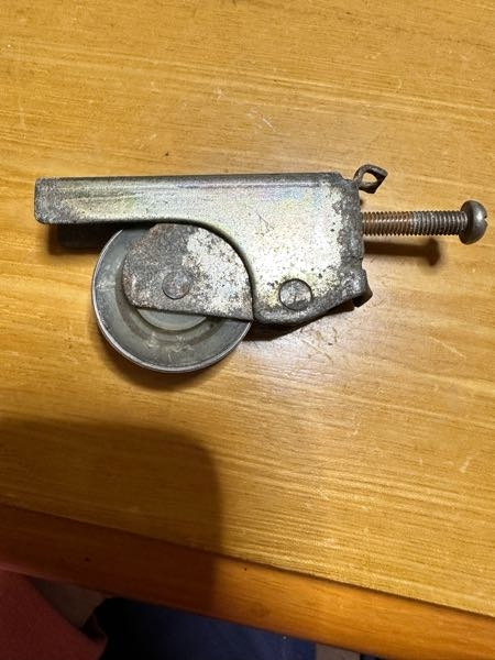 実家のガラス扉の戸車を修理しようとしてます。 詳しい方教えて下さい。 こちらは似たのは出てきますがサイズが違うので違う感じがして分かりません。 横幅最長6cm（ネジ含めず） 品番分かる方いらっしゃいますか⁇ 廃盤だと思うので代替品が分かる方もいらっしゃったら助かります。 お願いしますm(._.)m