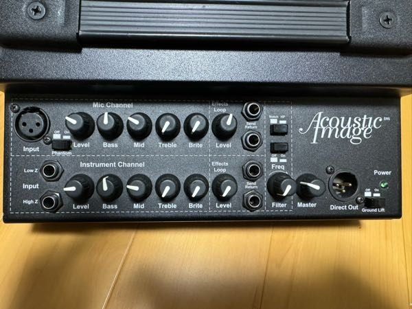 ベースアンプのDirect Outについての質問です。 画像はAcoustic Imageのベースアンプ Clarus 2 Series IIですが、 画像右側の【Direct Out】から出てくる音の事を知りたいです。 2つの入力があり、上はマイク入力、下はライン入力の2chをブレンドしてスピーカーから音が出せるヘッドアンプです。 コンデンサーマイクとピエゾピックアップのブレンドで使っています。 音響ミキサーへ音を送りたいのですが、Direct Outから出てくる音は、2chをブレンドした物になりますか？それとも、下のライン入力だけのDIボックスと同じ用途になりますか？ ご存知の方、おられましたら宜しくお願いします。