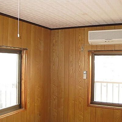 【【『至急』】】 賃貸です。 壁が画像のようなベニヤなので壁紙リメイクシートで真っ白にしたいのですが退去の際に剥がすと壁に支障が出たりしますか？