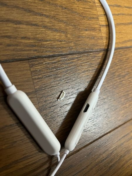 Bluetoothイヤホンのソケット部分の蓋が取れました。買って一ヶ月経た
