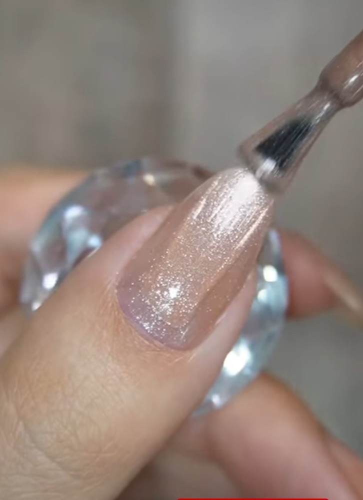 セルフジェルネイルの初心者です。 YouTubeなどで動画を見ながら、塗り方のコツやデザインなど参考にさせてもらっているのですが。 ネイルを塗るときに指を台のようなものに乗せて塗っているのを見かけます。台に乗せていると、机の上に手を置いて塗るより、爪の端の方(横)を塗る時などに、塗りやすそうだな、と思ったのですが、 なかなか動画内でその道具について説明してくれているものが見つけらず、道具の名前などが分からず、購入できません。 この道具の名前や購入出来るサイトなどご存知の方、教えて頂きたいです。 よろしくお願いいたします。
