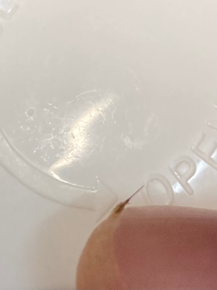 今家の中を歩いていると、足の裏に激痛が走ったため見てみると、針が刺さっていました。歩いた道(部屋の中)を見ていると、蜂が死んでいました。血もあまり出てなく、祖母が蜂に刺された時の薬を塗りました。 小さな蜂だったのですが、病院に行く必要はありますか？