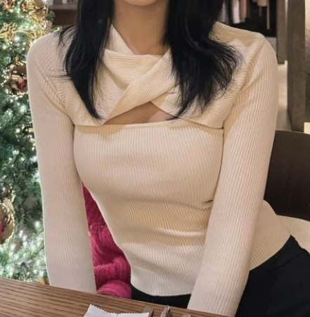 これはどこのブランドの服かお分かりになる方いらっしゃいますか？ kpopの方が着ていました。