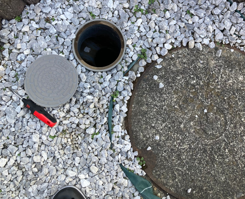 汚水桝の掃除について質問です。 自宅敷地内には風呂の裏・防水パンの裏など合計5箇所あります。 ...