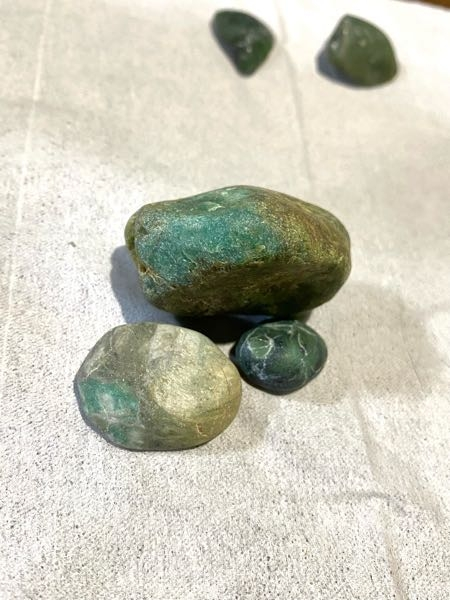 先日糸魚川の海岸で拾った石です。ライトをあてると光が通ります