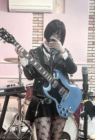 あのちゃんの持っているGibsonのsgギターに似ていて弾きやすくて4万