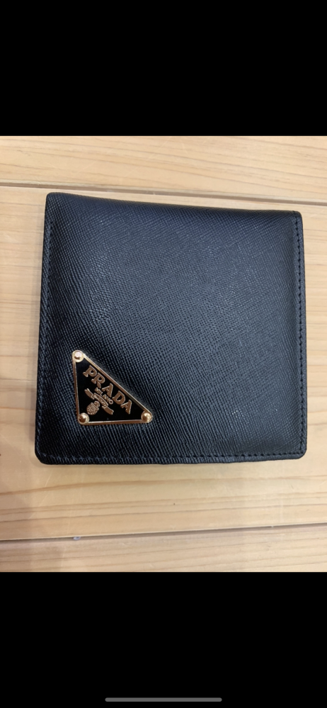 プラダの財布について。このロゴは本物ですか？また二つ折財布に
