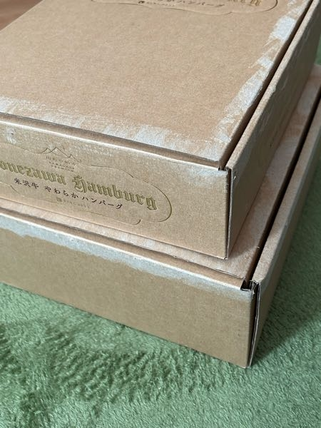メルカリで商品の箱が2つに分かれているので、紐でまとめることで