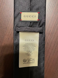GUCCIスカーフ  タグ取れかかってます ストールに付いているブランドタグは外すべきですか？GUCCIの