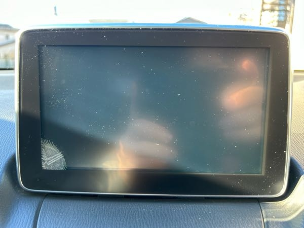 カーナビの液晶がひび割れてきました。これは経年劣化によるモノでしょ