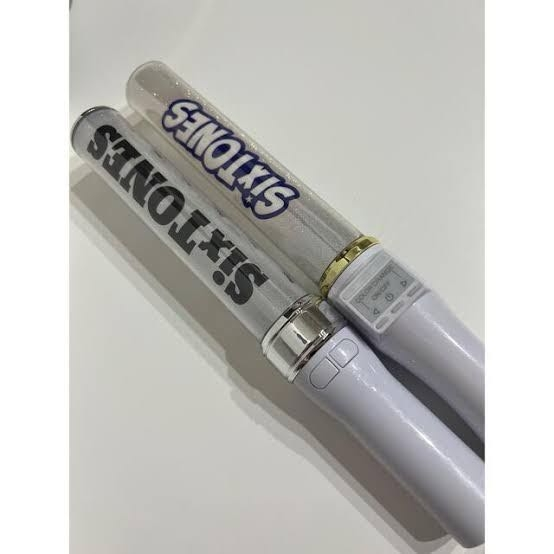 SixTONESのキンブレって2種類ありますか？？？下二つの写真はどちらも
