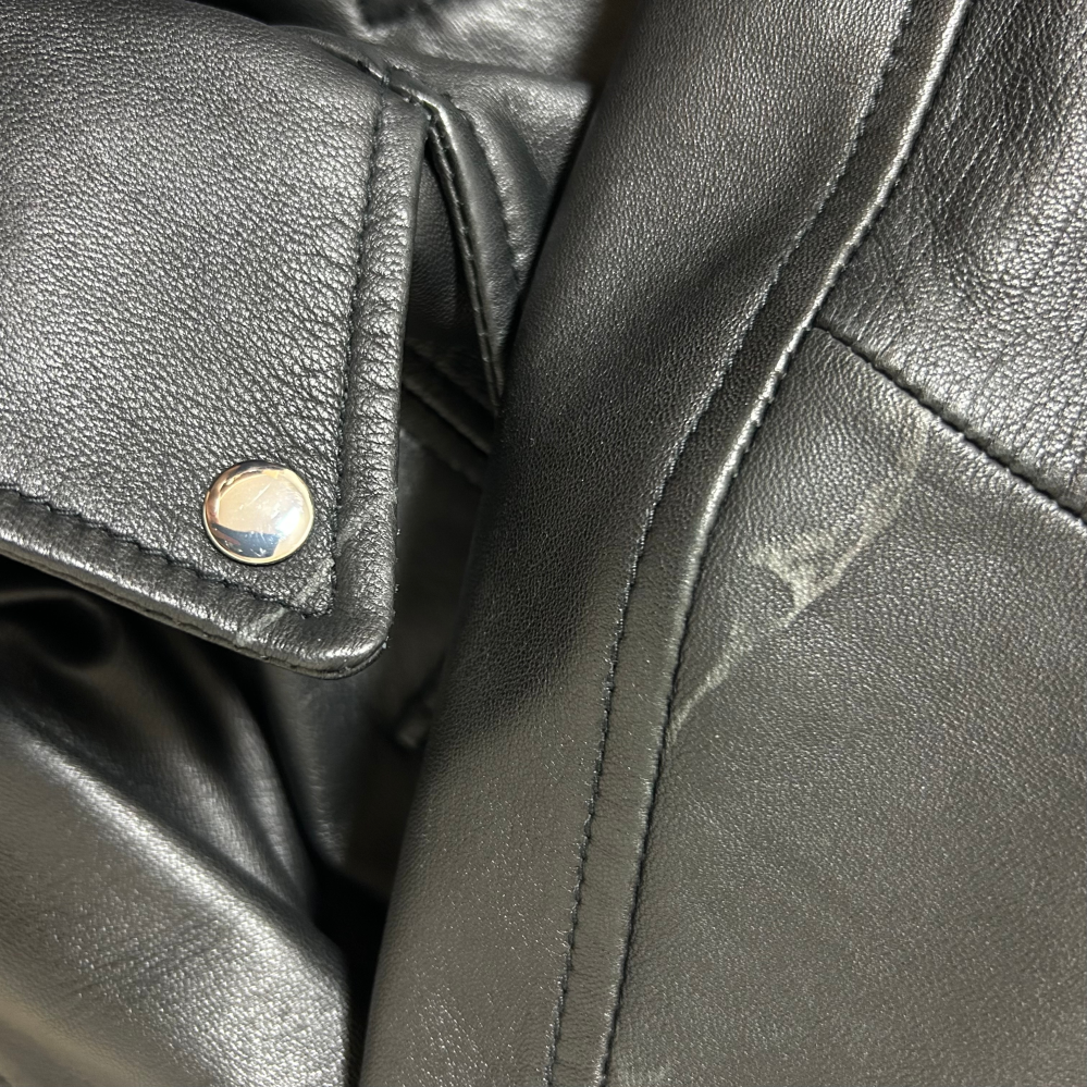 ラムレザーの汚れ？の落とし方 古着で買ったラムレザーのジャケットの襟と袖に汚れのようなものがありました。 何かこぼしたような汚れに見えますが、クリームをつけた布でこすっても全く落ちません。 この汚れは一体何でしょうか？落とす方法はありますでしょうか。 それとも汚れではなくスレなんでしょうか、、そうであれば捕色クリーム使うくらいですかね。。