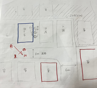 2階リビングの窓からの景色について、ご意見ください。 高台の土地を購入し、計画を進めています。画像に載せたように、青の部分が我が家です。高台からの眺めが素晴らしいので、2階リビングで計画をしています。

周りの家は建設中の家ばかりですが、幸運なことに、西側の家が平屋でした。平屋側の方の景色がとても良いので、そちらに大きな窓を付ける予定です。西日対策はしていますし、景色重視なので西側に窓を...