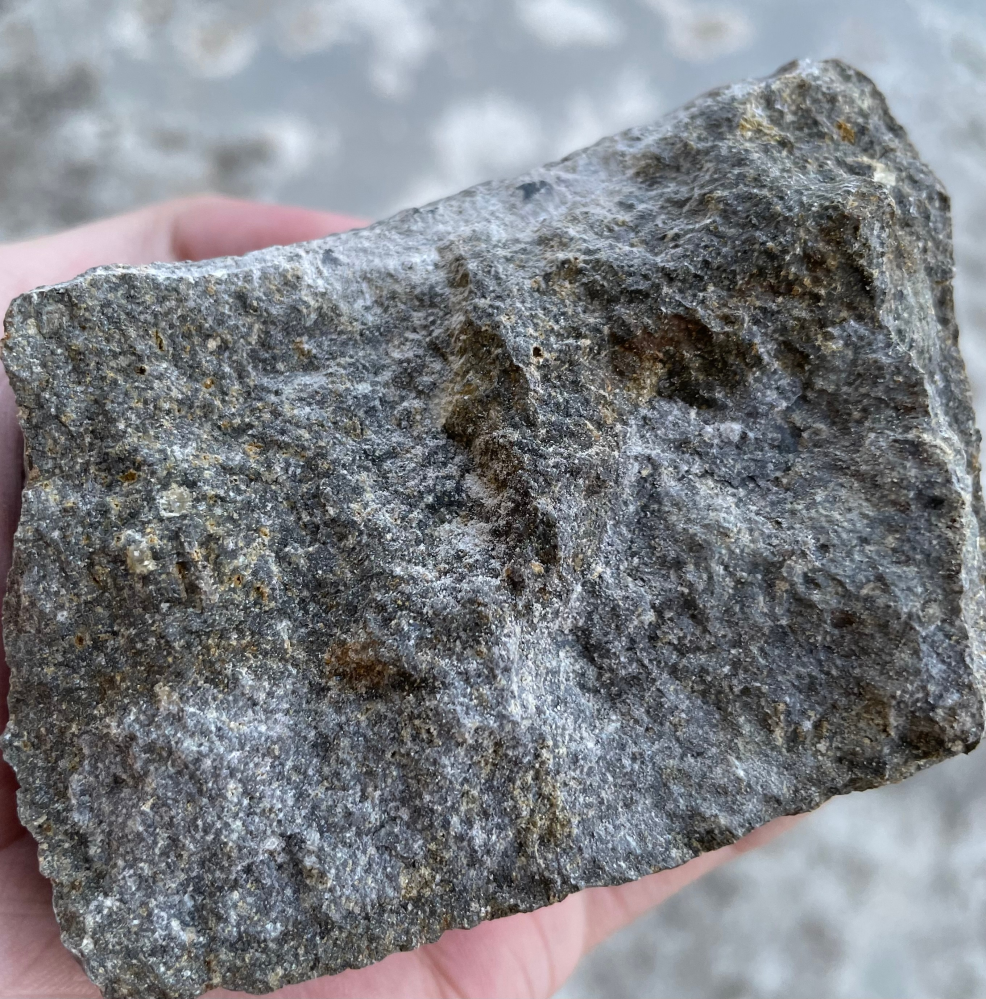 金属探知機に反応する石を見つけたんですけどなにかわかる人いますか？ ↓断面はこんな感じです