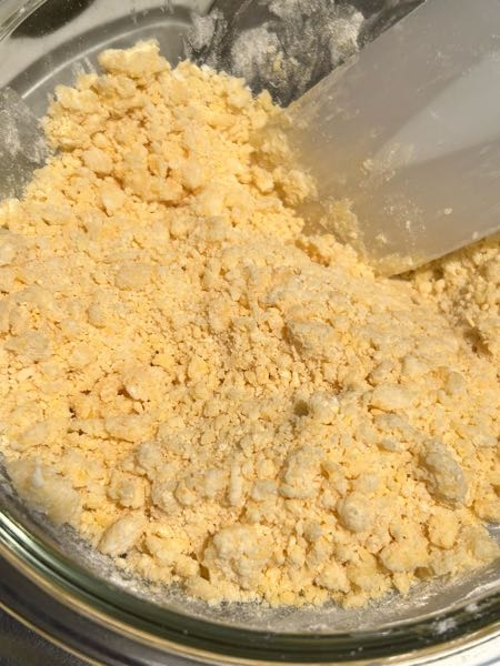 クッキー生地が塊になりません どうすれば生地固まりますか？ ダイソーのクッキー粉を使っています。1ヶ月半賞味期限切れています。 ちゃんと袋の裏にかかれている分量通りいにしています。