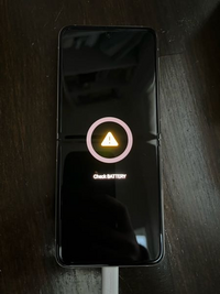 GALAXYZflip3久しぶりに電源入れたら写真のようになってま