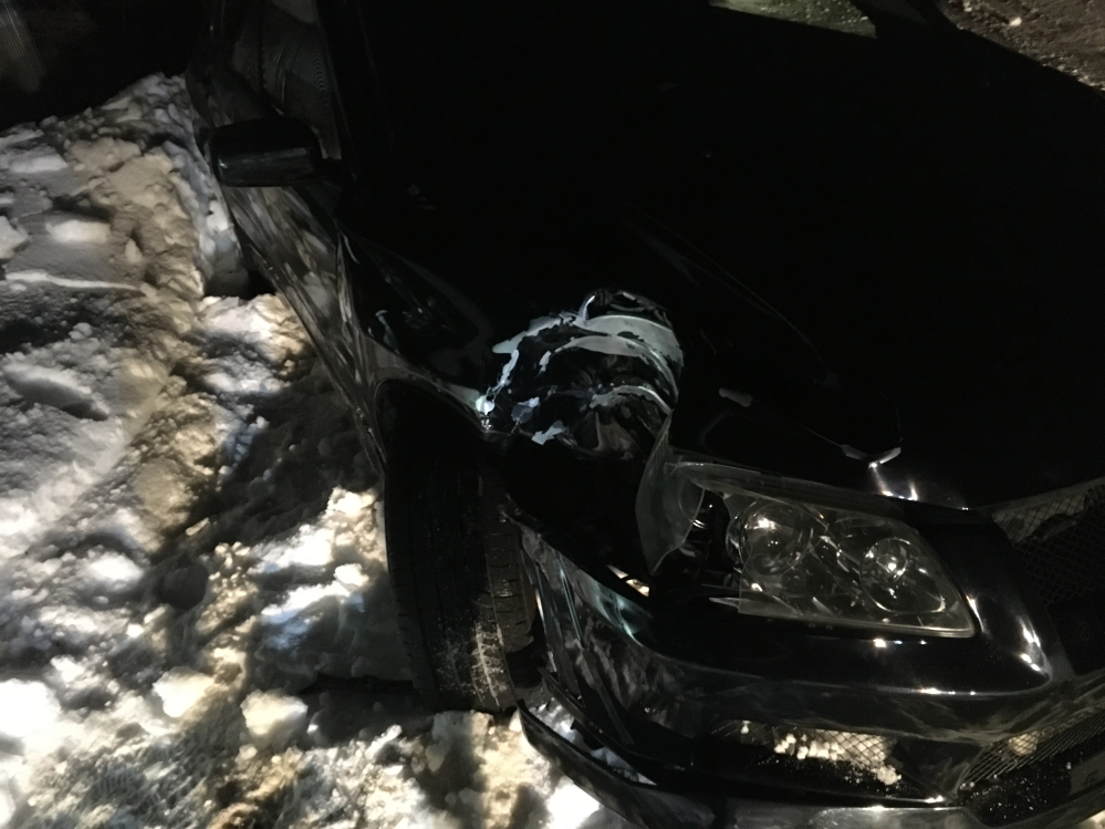 昨日、車で凍結した山道を走行中にスピンしてしまい電柱にクラッシュしてしまいました。電柱は折れてしまいかなりの衝撃で、画像からも分かる通りボンネット横がかなりめり込んでしまっています。 ハンドルは...
