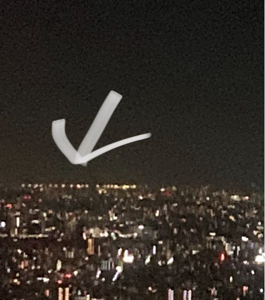 夜景の質問です。 新宿からベルーナドーム方面を見た時に、ドームの左、ずっと左の後方に、丸いライトが20個くらい連なっているのが見えるのですが、何だかわかる方がいらしたら教えてください。 画像の矢印で指した部分です。