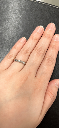 結婚指輪の重ね付けリングとしてペルレを買うか悩んでいます。結婚指輪は写真のように若干ウェーブがかってますがペルレのようなデザインでも似合いますかね？
また買うとしたらどの色がいいでしょうか？ 