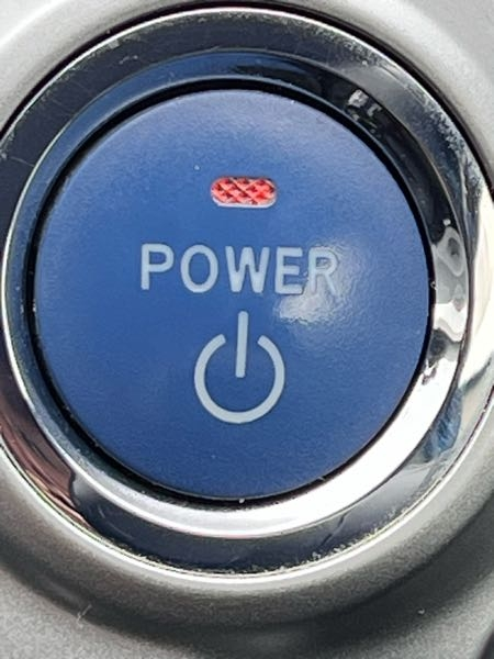車のエンジンをつけるスイッチが赤に点灯してるのですがなぜかわかる方いますか？