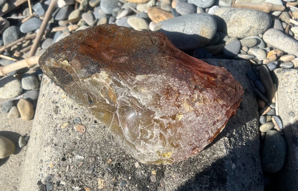 この石？は何でしょうか？ 海でゴミ拾いをしている際に見つけました。 半透明なオレンジ色っぽい感じです。 大きさは横4.50センチほどだったと思います。