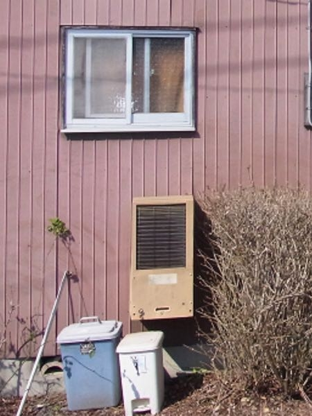 1980年の中古住宅に付属している室外機のような物体は何ですか。熱交換機？