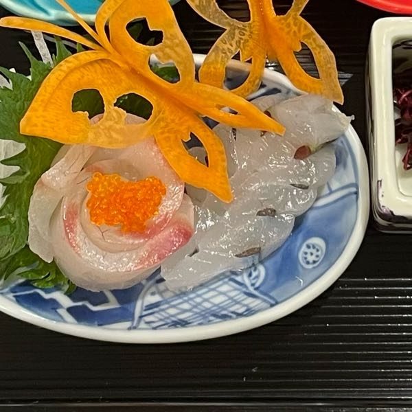 わかりにくくて申し訳ないのですが、本日日本料理屋でいただいたお魚が美味しかったのに名前が思い出せません！（ ; ; ） 右の魚で、皮の方が太刀魚のように銀色でギラギラしていました！ 食感も少し...