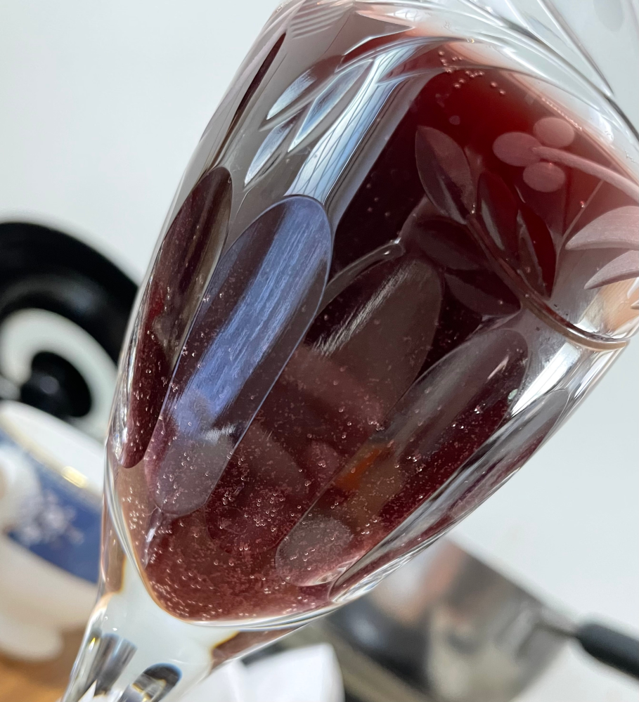 ぶどうジュースが炭酸化開封済みの瓶入りストレートぶどうジュースを