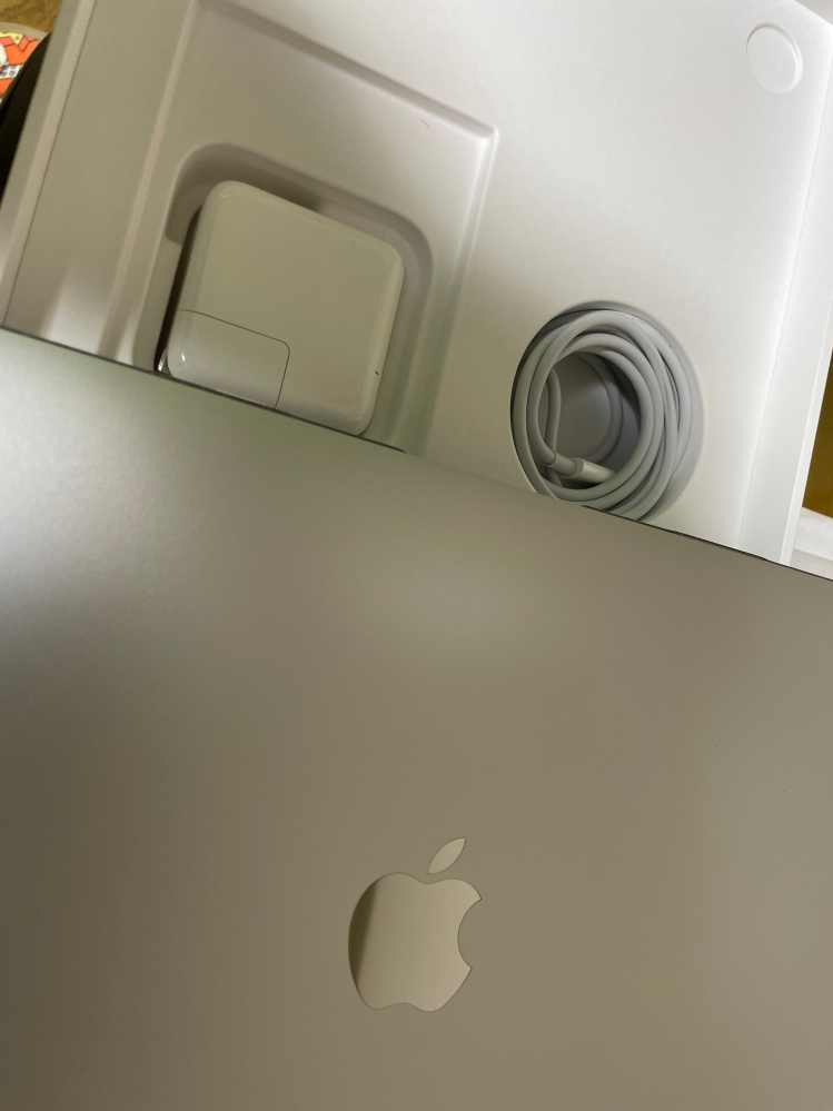 Macbookを売りたい者です。初期化完了済みのMac本体と箱充電器と充電ケ