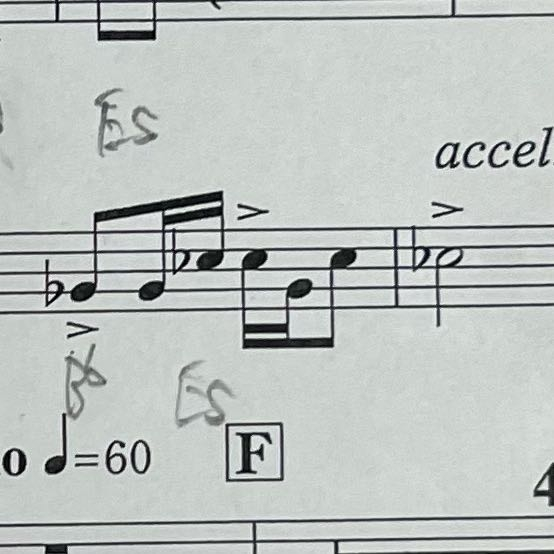 マードックからの最後の手紙2021のティンパニの楽譜です。こちらの手順が定まりません。Bを左手でEsを右手でゴリ押すと遅れてしまいます。 参考程度にしたいと思うのでこうすべきとか自分はこうやったなど教えて頂きたいです！